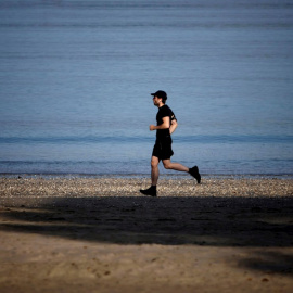 Un corredor por la playa de Galicia.