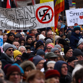 Miles de personas se manifiestan contra el partido ultraderechista alemán AfD y exigen la protección de la democracia en Frankfurt.