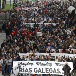 Más de un centenar de organizaciones ecologistas se movilizan por la defensa del mar y contra la gestión del episodio contaminante causado por el vertido de "pellets", en Santiago, a 21/1/2024