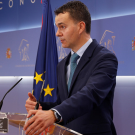 15/02/2022.- El portavoz del PSOE, Héctor Gómez, durante la rueda de prensa ofrecida tras la Junta de Portavoces celebrada este martes en el Congreso. EFE/J.J. Guillén