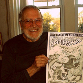 John Romita Senior con un boceto de Spiderman.