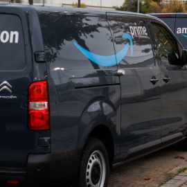 Dos furgonetas de reparto de Amazon, en las inmediaciones de un centro logístico de la empresa.