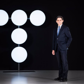 El presidente de Telefónica, José María Álvarez-Pallete, posa junto al nuevo logo. E.P.