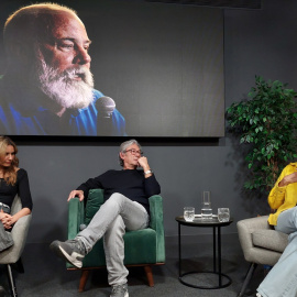 Patricia Simón, Enric González y Nieves Concostrina, en el homenaje a Ramón Lobo.