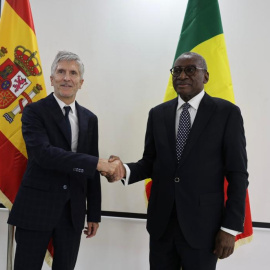 El ministro del Interior, Fernando Grande Marlaska, saludo a su homólogo senegalés,  Sidiki Kaba, durante una visita a Dakar, a 30 de octubre de 2023.