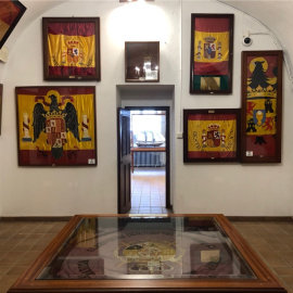 9/5/24 ala de banderas del Museo Naval de Ferrol, con insignias franquistas de buques que navegaron e incluso combatieron bajo la bandera republicana.