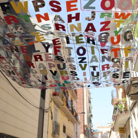 El carrer Ciudad Real de Gràcia on s'hi poden veure uns mots encreuats penjats dels balcons.