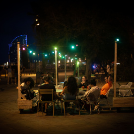 Varias personas en la terraza de un bar. Foto de archivo.