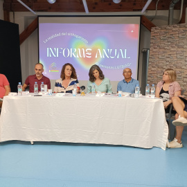 Varios miembros de distintas formaciones políticas y sindicales que manifiestan la realidad del sinhogarismo LGTBIAQ+.