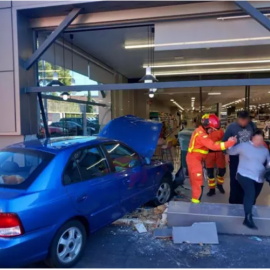 24/1/24 - Un coche se empotra contra un supermercado de Burjassot.