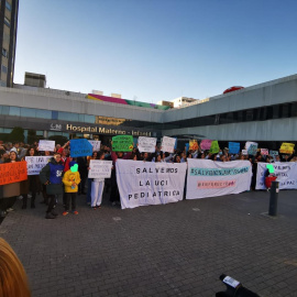 Sanitarios y vecinos protestan por el cierre de facto de la UCI Pediátrica del Hospital Universitario La Paz, en Madrid