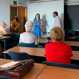 Voluntarios del Santander imparten clases de educación en banca online a personas mayores, a través de la iniciativa DEFINE promovida a nivel europeo por el Programa Erasmus+.