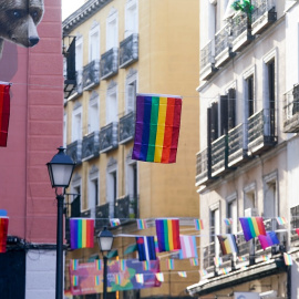 26/07/2022. Banderas LGTBI cuelgan de los balcones del barrio de Chueca en Madrid, a 25 de junio de 2021.