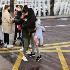 18/02/2022. Una trabajadora del CETI  (Centro de Estancia Temporal para Inmigrantes) se despide de un menor migrante, antes de poner rumbo a la península, en la estación marítima de Ceuta.