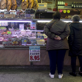 Dos mujeres compran en un mercado de Madrid. Imagen de Archivo.