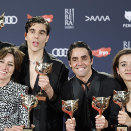 Las actrices Lola Dueña e Irene Balmes y los realizadores Javier Calvo y Javier Ambrossi, de la serie ´La Mesías´ posan con sus premios durante la undécima gala de los Premios Feroz.
