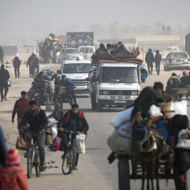 Palestinos desplazados internos avanzan a lo largo de la carretera costera después de que el ejército israelí exigiera a los residentes del campamento de Khan Yunis que abandonaran el campamento de Rafah, cerca de la frontera con Egipto, en el sur de l
