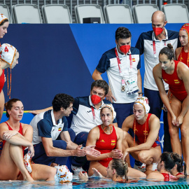 El entrenador de España, Miki Oca, da instrucciones a sus jugadoras en la final de waterpolo femenino entre España y Estados Unidos.