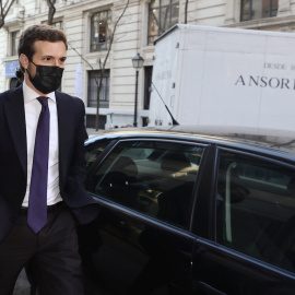 El líder del PP, Pablo Casado, a su salida de una entrevista radiofónica, a 18 de febrero de 2022, en Madrid.