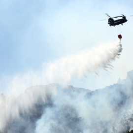 Un helicóptero Chinook apaga un incendio forestal en el área de Malakassa, cerca de Atenas.