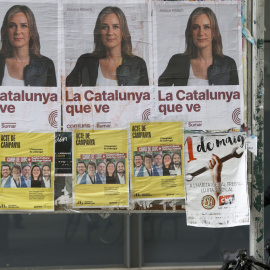 Vista de carteles electorales de ERC y de Comuns Sumar en una calle de L'Hospitalet, a 30 de abril de 2024.