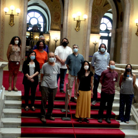 Representants de les entitats i diputats de diversos grups polítics al Parlament en l'inici de la tramitació del Centre Català d’Empresa i Drets Humans.