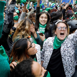 Mujeres celebran la decisión de la Corte Constitucional de aprobar la despenalización parcial del aborto.