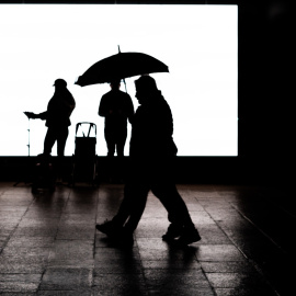 Varias personas pasean bajo la lluvia en A Coruña, a 5 de noviembre de 2023.