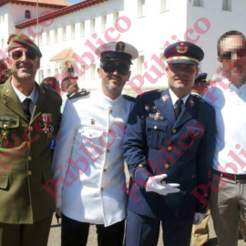 Foto de julio de 2014 en la Academia General del Aire: de izda. a dcha., los cabos primeros Díaz Pérez y Veiga Gutiérrez; el capitán Antonio Meroño haciendo el saludo de las SS (juramento de lealtad a Hitler que sustituye al brazo alzado para evitar 