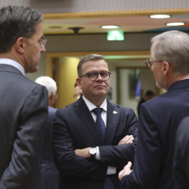 Varios líderes europeos conversan tras el Consejo Europeo en Bruselas, Bélgica, el 15 de diciembre de 2023.