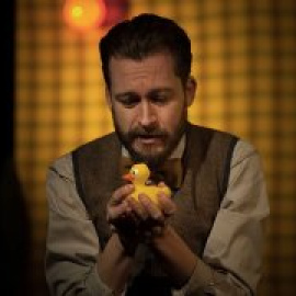 La compañía gallega Caramuxo celebra su 20º aniversario en la Sala Cuarta Pared de Madrid con las obras 'Crisálida' y 'Feo!'