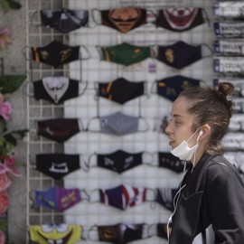 Una mujer con la mascarilla bajada, en la Puerta del Sol, a 18 de junio de 2021, en Madrid.