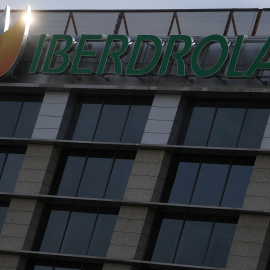 El logo de Iberdrola en su sede en Madrid. REUTERS/Sergio Perez