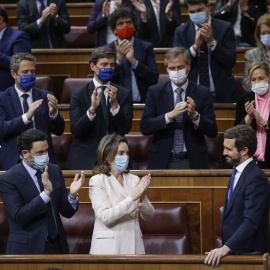 El presidente del PP, Pablo Casado, recibe los aplausos de varios diputados de su partido tras su intervención y momentos antes de abandonar el hemiciclo durante la sesión de control al Gobierno.
