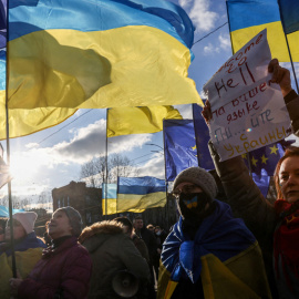 Protesta frente a la embajada rusa en Kiev contra las acciones de Rusia en el Donbás.