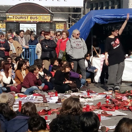 Pamela Palenciano, representando 'No solo duelen los golpes' en la Puerta del Sol / PÚBLICO