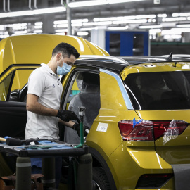 Un trabajador en una planta de Volkswagen en Portugal.