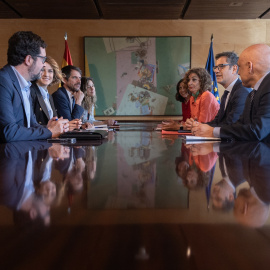 Integrantes del PSOE y Sumar, reunidos este jueves en el Congreso.