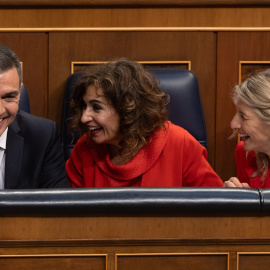 El presidente del Gobierno, Pedro Sánchez; la vicepresidenta primera y ministra de Hacienda, María Jesús Montero y la vicepresidenta segunda y ministra de Trabajo, Yolanda Díaz, durante una sesión plenaria, en el Congreso de los Diputados, a 10 de ab