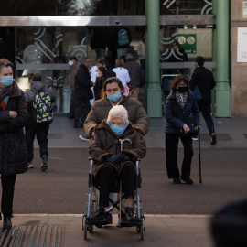 Varias personas con mascarillas en el Hospital Clínic de Barcelona, a 8 de enero de 2024.