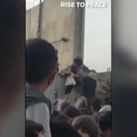 Mujeres y menores consiguen saltar la valla del aeropuerto de Kabul