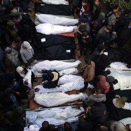 Familiares de víctimas de un bombardeo israelí en Jan Yunis, suroeste de Gaza, lloran junto a los cuerpos de sus seres queridos, a 7 de enero de 2024.