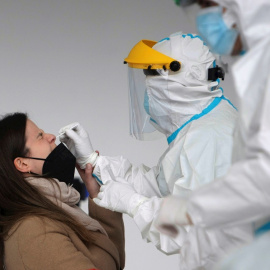 Personal sanitario realiza pruebas PCR, en una imagen de archivo.