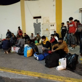 Varias personas que han sido desalojadas de la Plaza de Toros de Melilla.