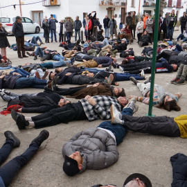 Imatge d'alguns dels participants en l'acció que s'ha fet aquest dilluns a la Selva de Mar per protestar contra els atacs israelians a Gaza.