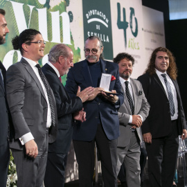 Entrega de condecoraciones que otorga la Diputación Provincial con motivo del Día de la Provincia. El presidente de la Diputación, Fernando Rodríguez Villalobos (3i), otorga la placa de honor a Pascual González (3d) y los Cantores de Híspalis .