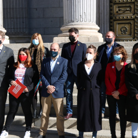 Representants d'ERC, JxCat, PDeCAT, la CUP, Òmnium Cultural i Amnistia i Llibertat davant del Congrés en la presentació de la llei d'amnistia, el 16 de març de 2021.
