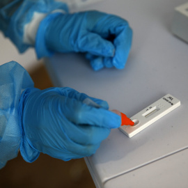 Foto de archivo. Un sanitario prepara un test de antígenos en Can Milà (20/05/21).