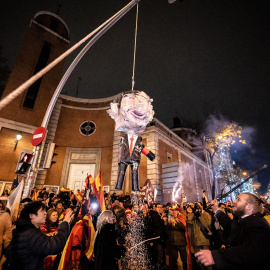 02/01/24 - Decenas de personas celebran la entrada del año nuevo en la calle Ferraz, a 1 de enero de 2024, en Madrid (España).