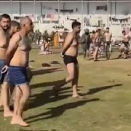 Soldados israelíes convierten un estadio de Gaza en un campo de concentración con menores y ancianos
